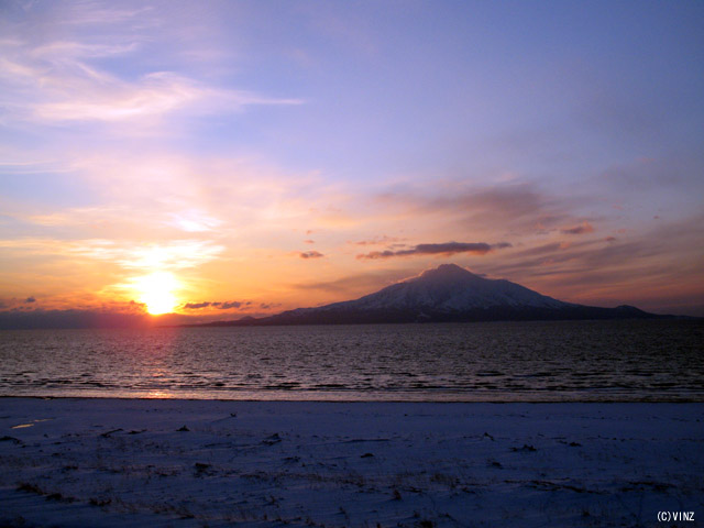 雪景色 北海道　道北 稚内市抜海（わっかないしばっかい）から見た 利尻岳 利尻富士 と 夕日